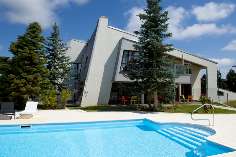 Résidence Les Senioriales de Rambouillet : Le Club-House de la résidence et la piscine